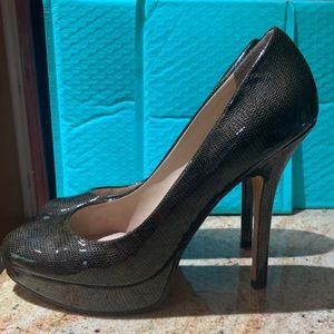 Blackish brown heel with gold like netting details